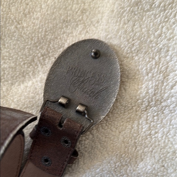 Elegant Brown Belt with Artistic Red Buckle - Picture 3 of 3